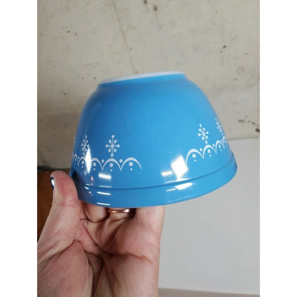 Vintage Pyrex Blue Snowflake Garland Cinderella 1.5‎ Pint Mixing Bowl #401 - USA